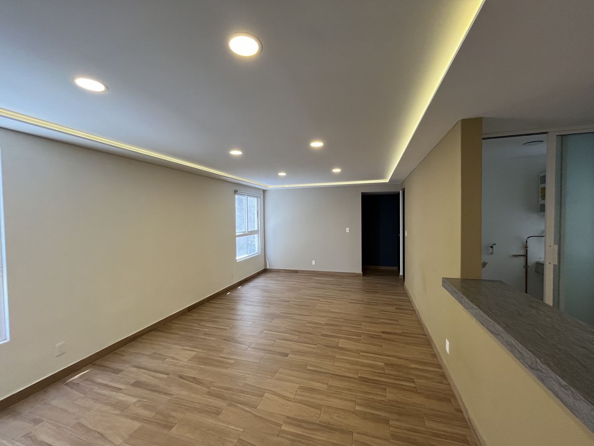 Sala amplia con iluminación LED