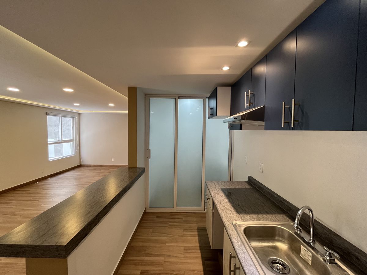 Cocina integrada a la estancia con luz natural